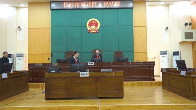 图为庭审现场