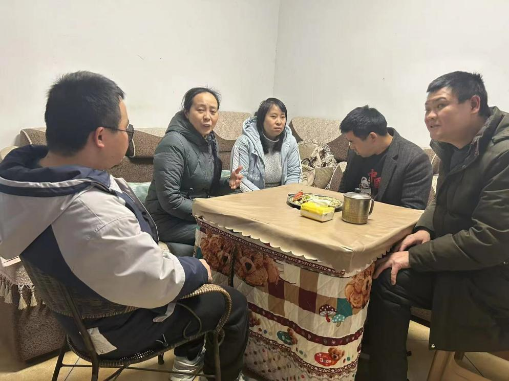 图为走访慰问残疾人家庭