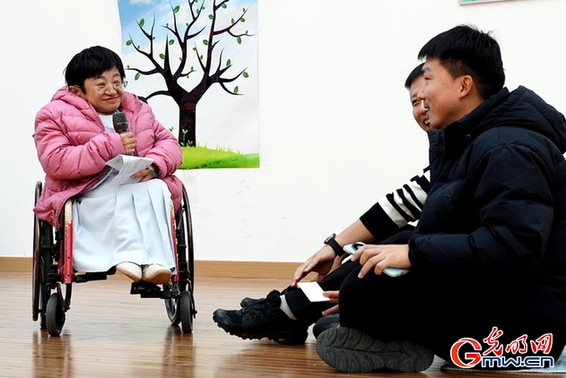 图为魏瑞红与天津滨海汽车工程职业学院辅导员们交流