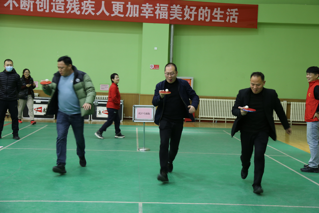 图为托球跑活动
