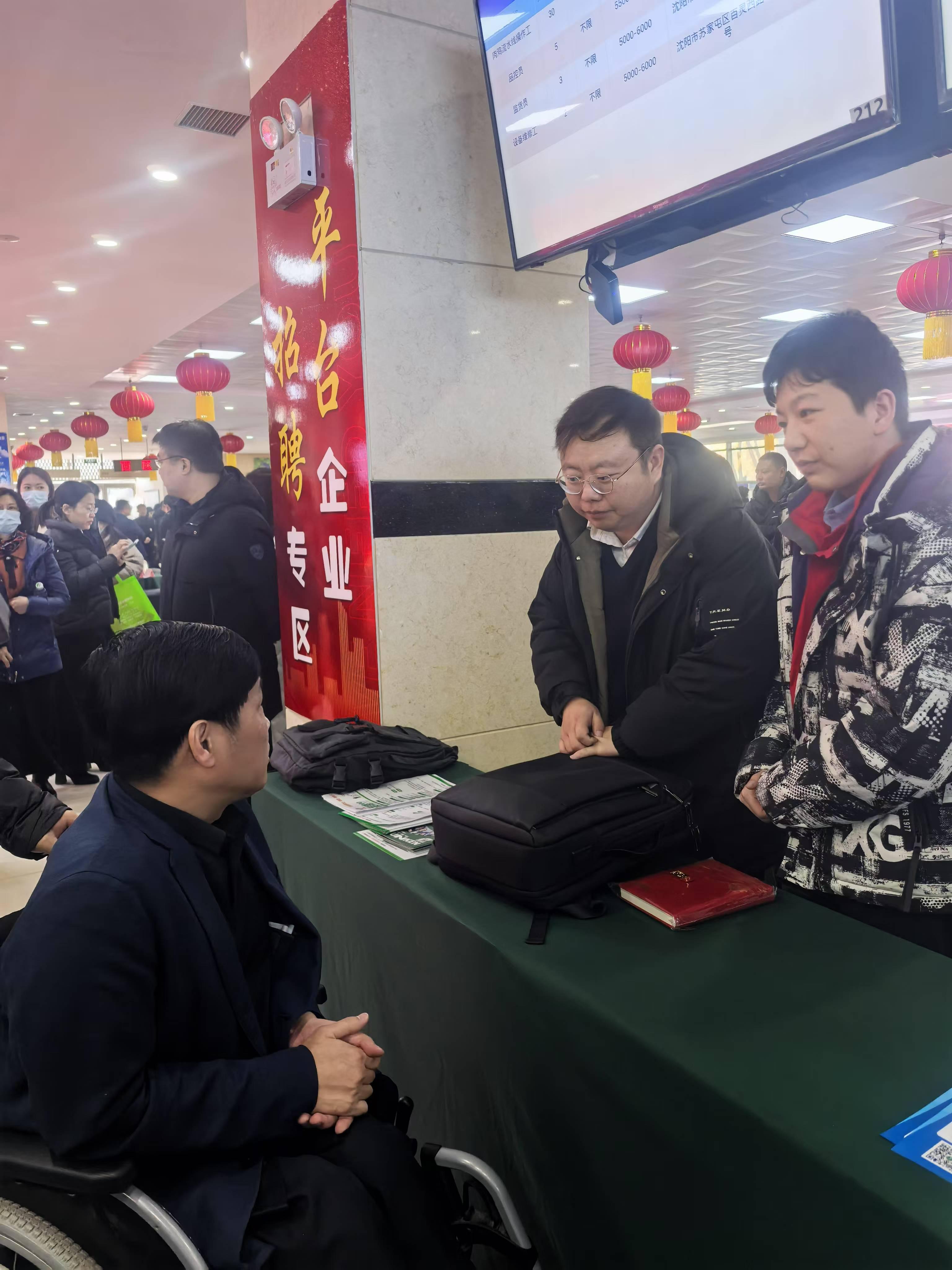 图为刘懿副理事长与参加专场招聘会的企业负责人亲切交流