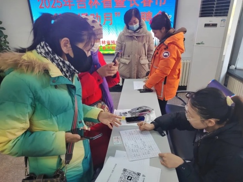 图为招聘会现场