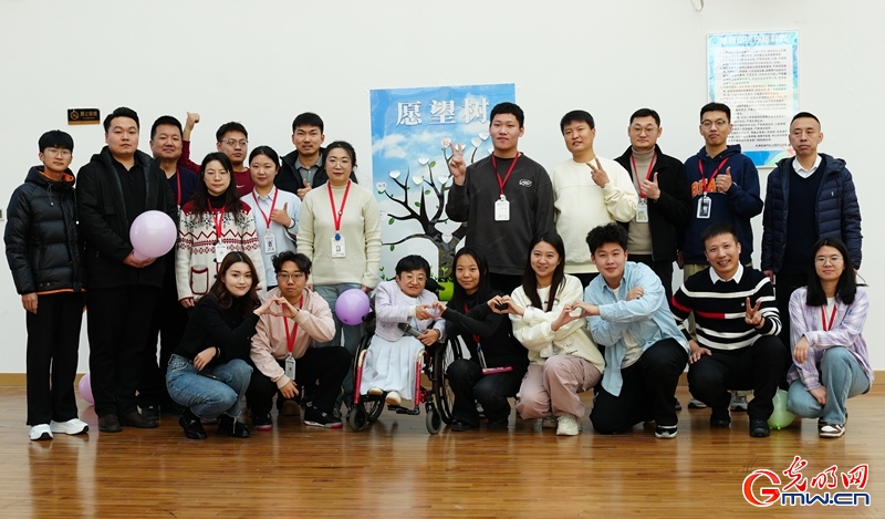 图为魏瑞红与天津滨海汽车工程职业学院辅导员们合影留念