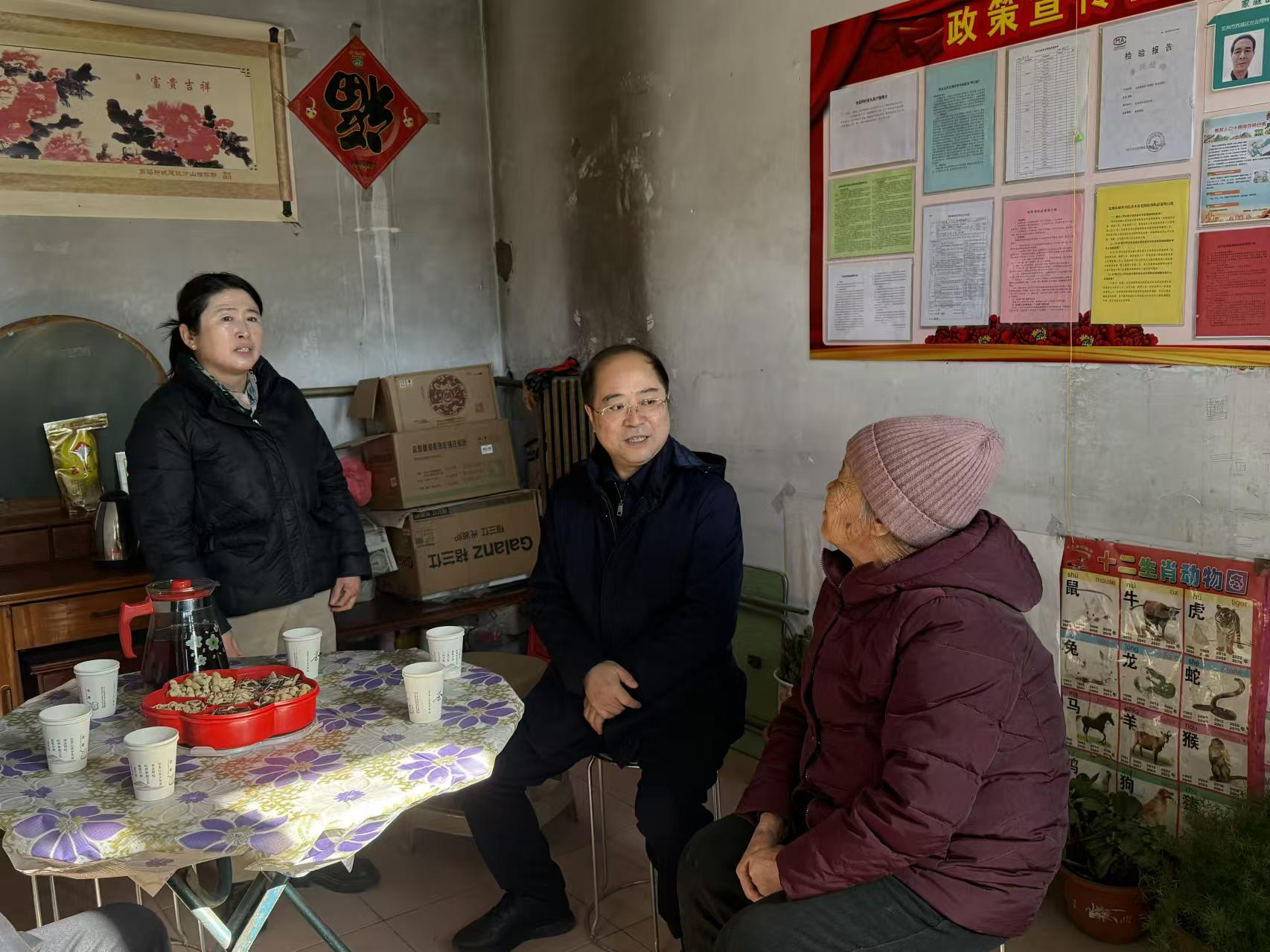 图为贾永清与残疾人群众交谈