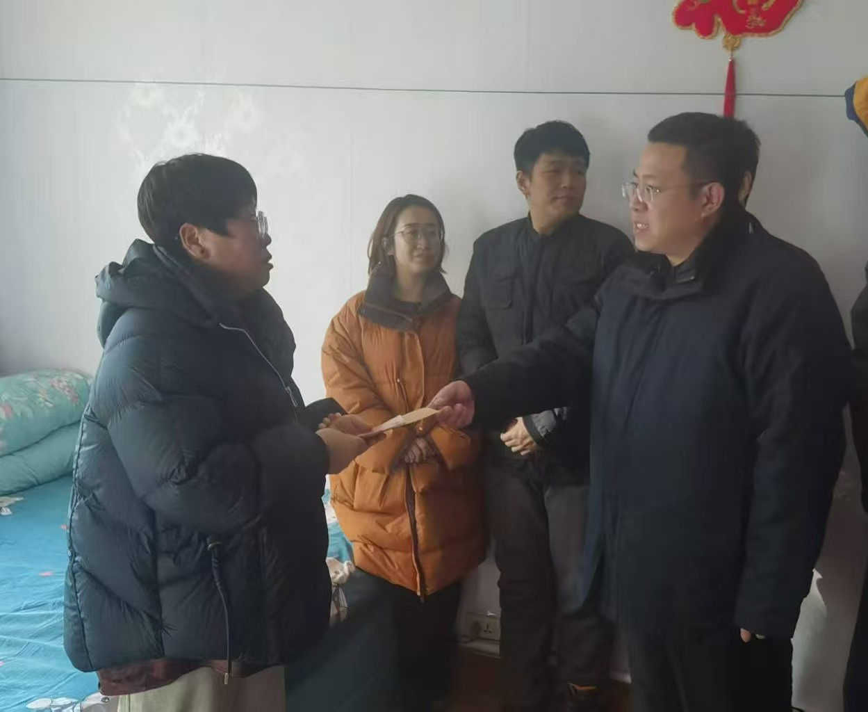 图为走访困难残疾人家庭现场
