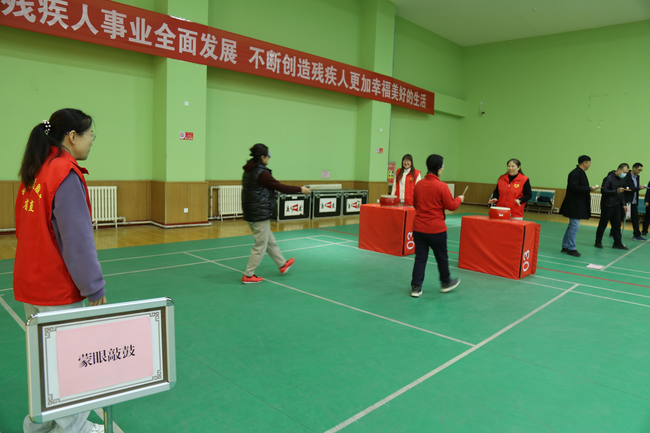 图为蒙眼敲鼓活动