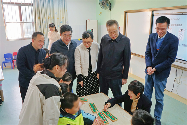 图为调研组与孩子们互动