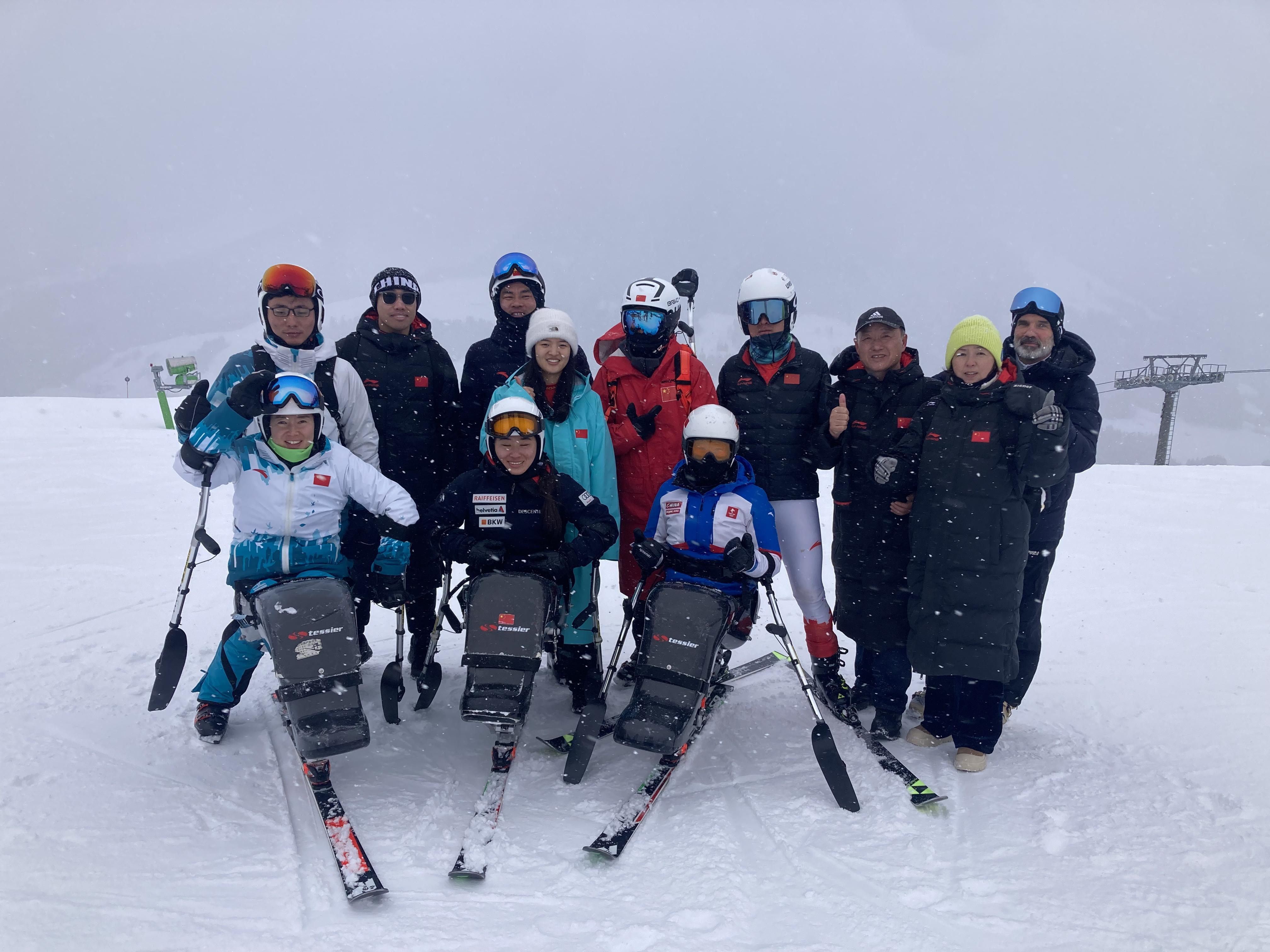 图为国家高山滑雪队比赛合照