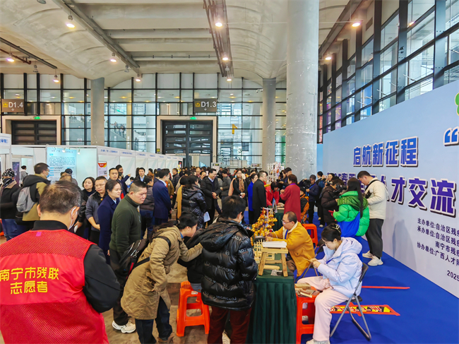 图为招聘活动现场