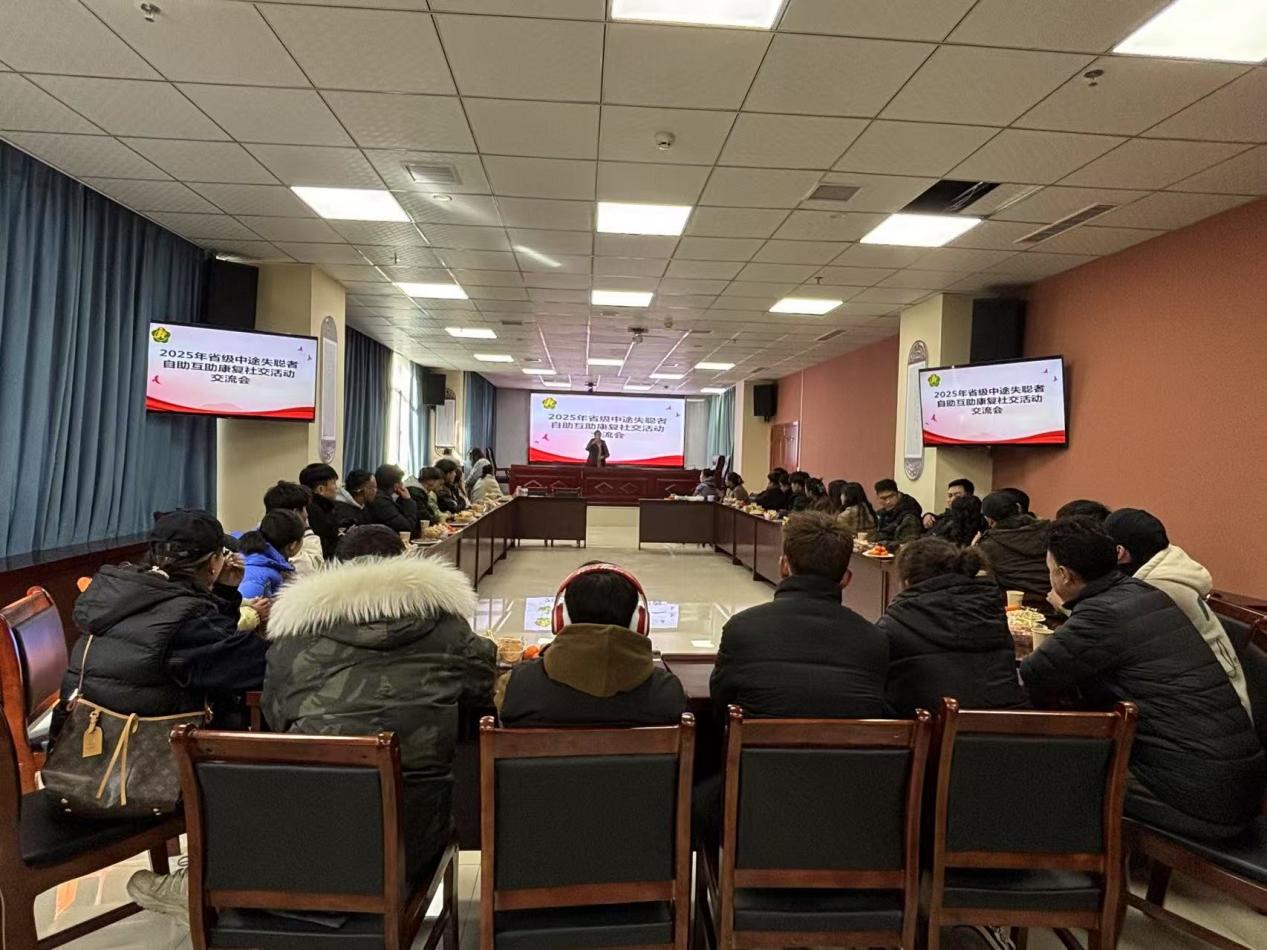 图为康复指导员分享各类信息无障碍辅助设备功能特点和使用技巧