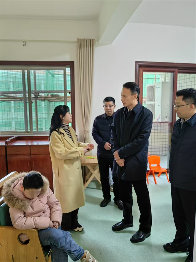 图为尹华凯在怀化市社会福利院走访调研残疾儿童受教育情况