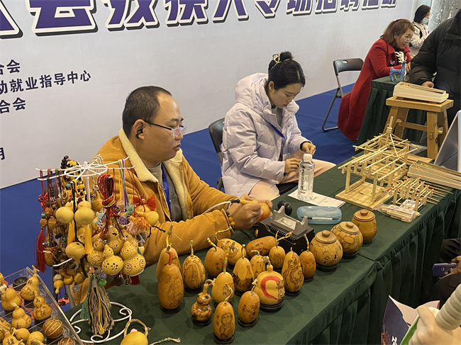 图为残疾人职业技能展示