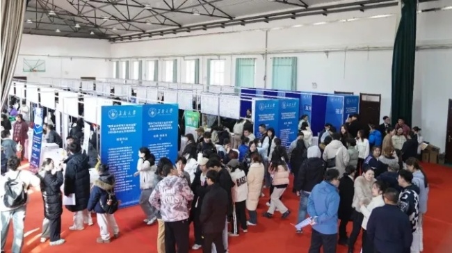 图为招聘会现场