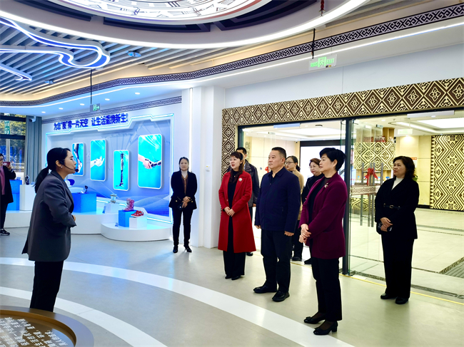 图为调研组在自治区残疾人辅助器具中心调研