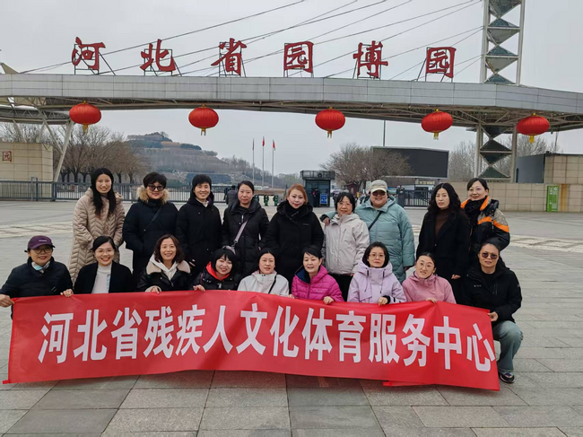 图为中心女职工游园博园