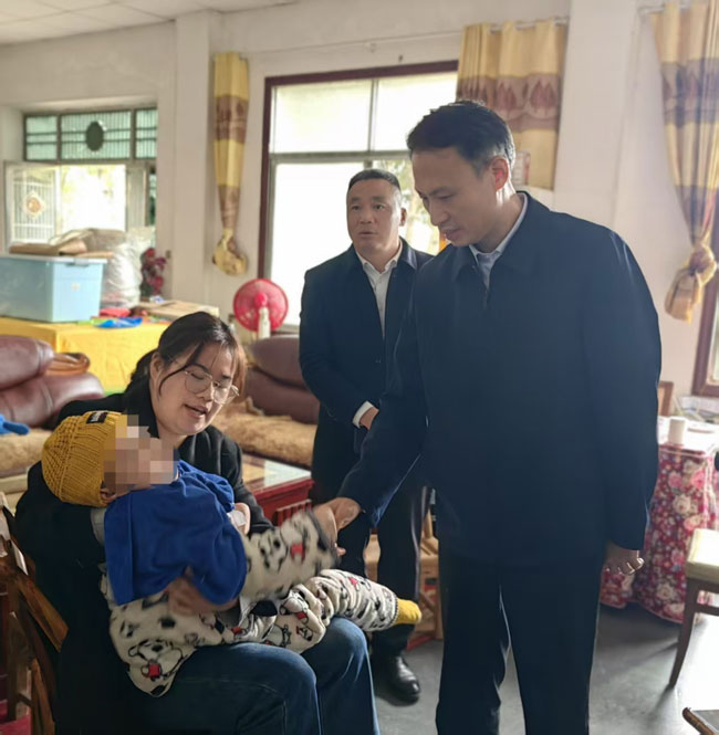 图为尹华凯走访慰问送教上门的残疾儿童家庭
