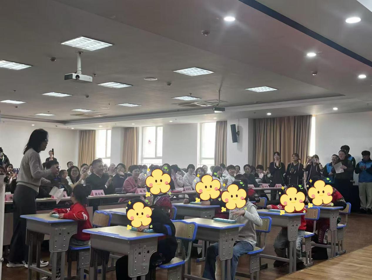 图为智力发育迟缓儿童康复成果展示活动