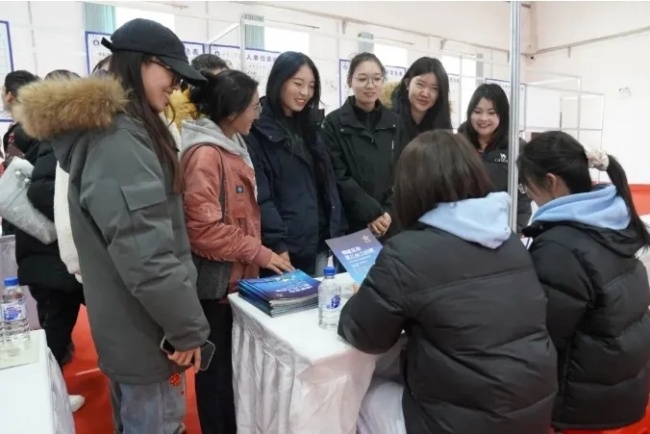 图为招聘会现场