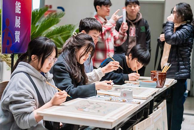 图为残疾学生技能展示