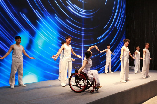 图为残疾人演员带来精彩表演