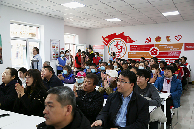 图为残疾人代表及优秀志愿团队代表认真参会