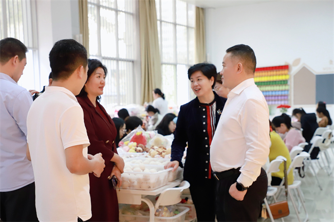 图为调研组在南宁市残疾人活动中心调研