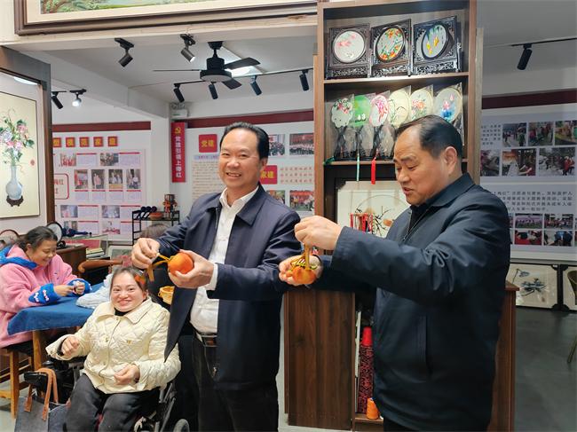 图为走访残疾人友好商圈示范店现场