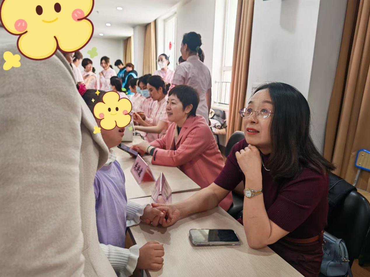 图为中国医科大学附属盛京医院滑翔产科党支部党员志愿者为智力发育迟缓儿童爱心义诊