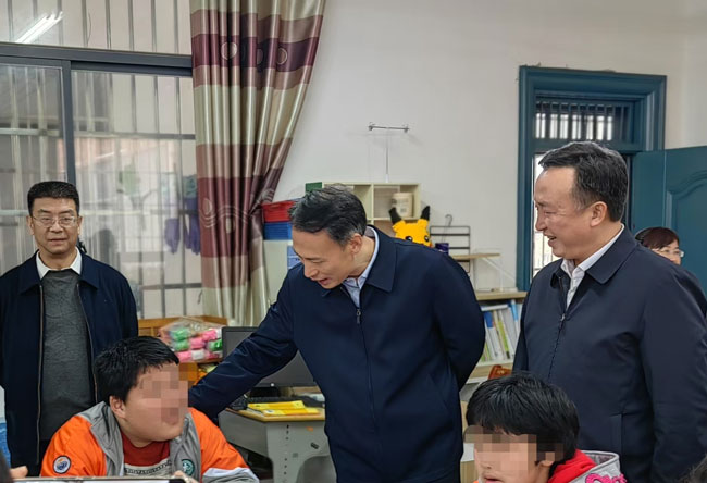 图为尹华凯同宁乡市虎山特校的孩子们亲切交流