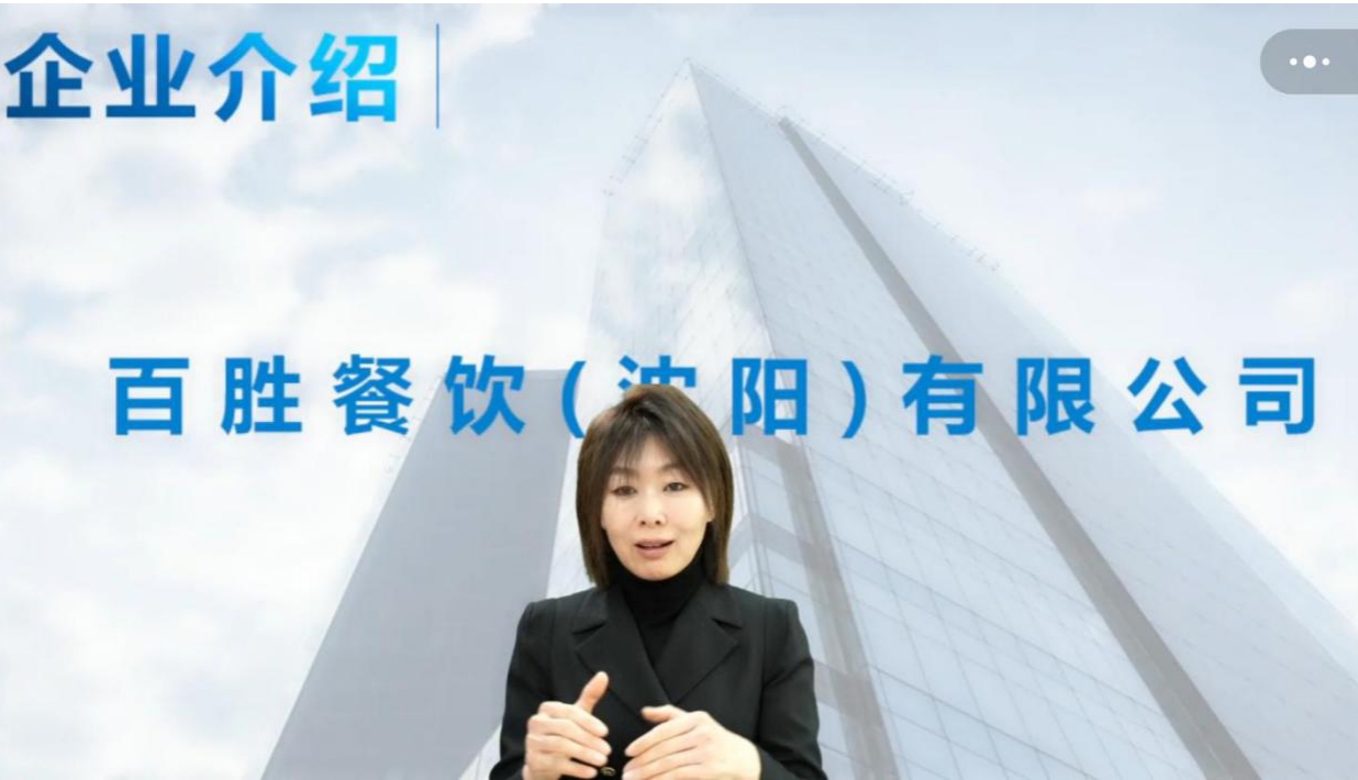 图为手语老师介绍企业情况
