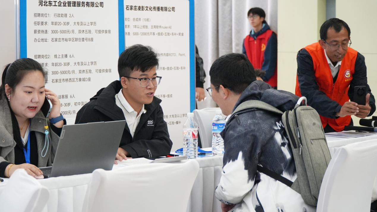 图为招聘会现场