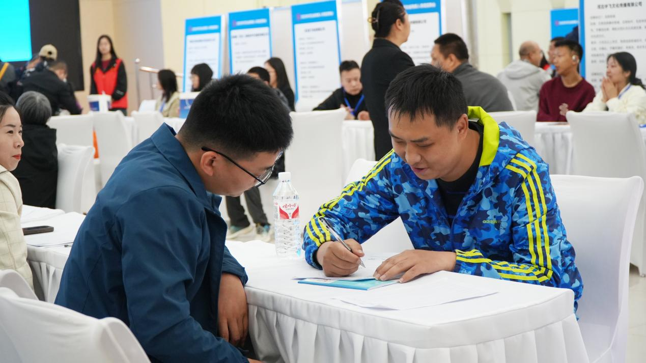 图为招聘会现场