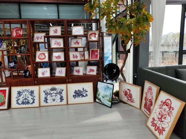 图为残疾人非遗作品和文创作品展现场