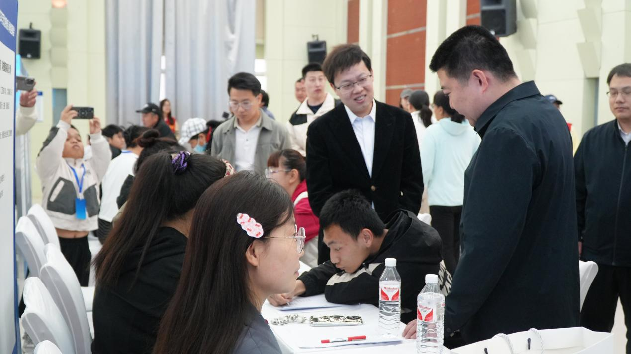 图为河北省残疾人就业服务中心主任高健调研招聘会现场
