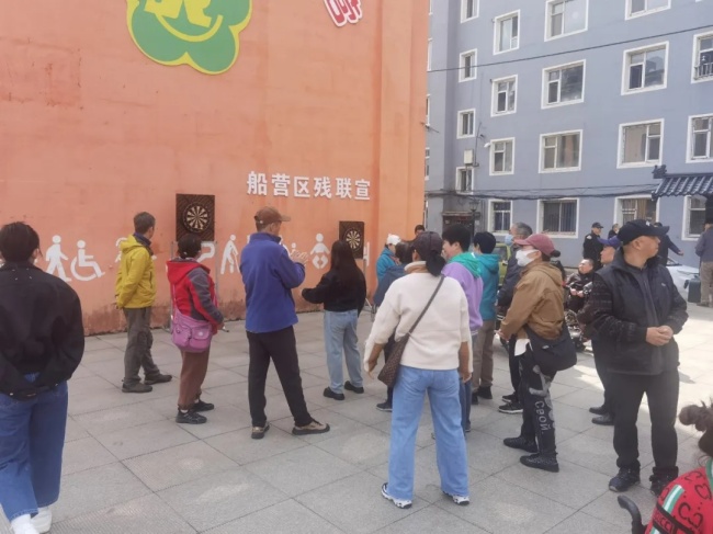 图为实地参观现场