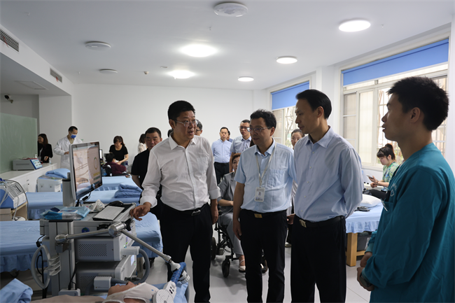 图为尹华凯查看康复诊疗服务