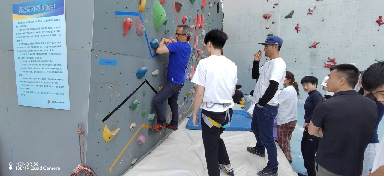 图为岩壁训练现场