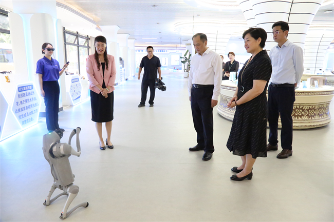 图为许显辉副主席调研科技助残工作