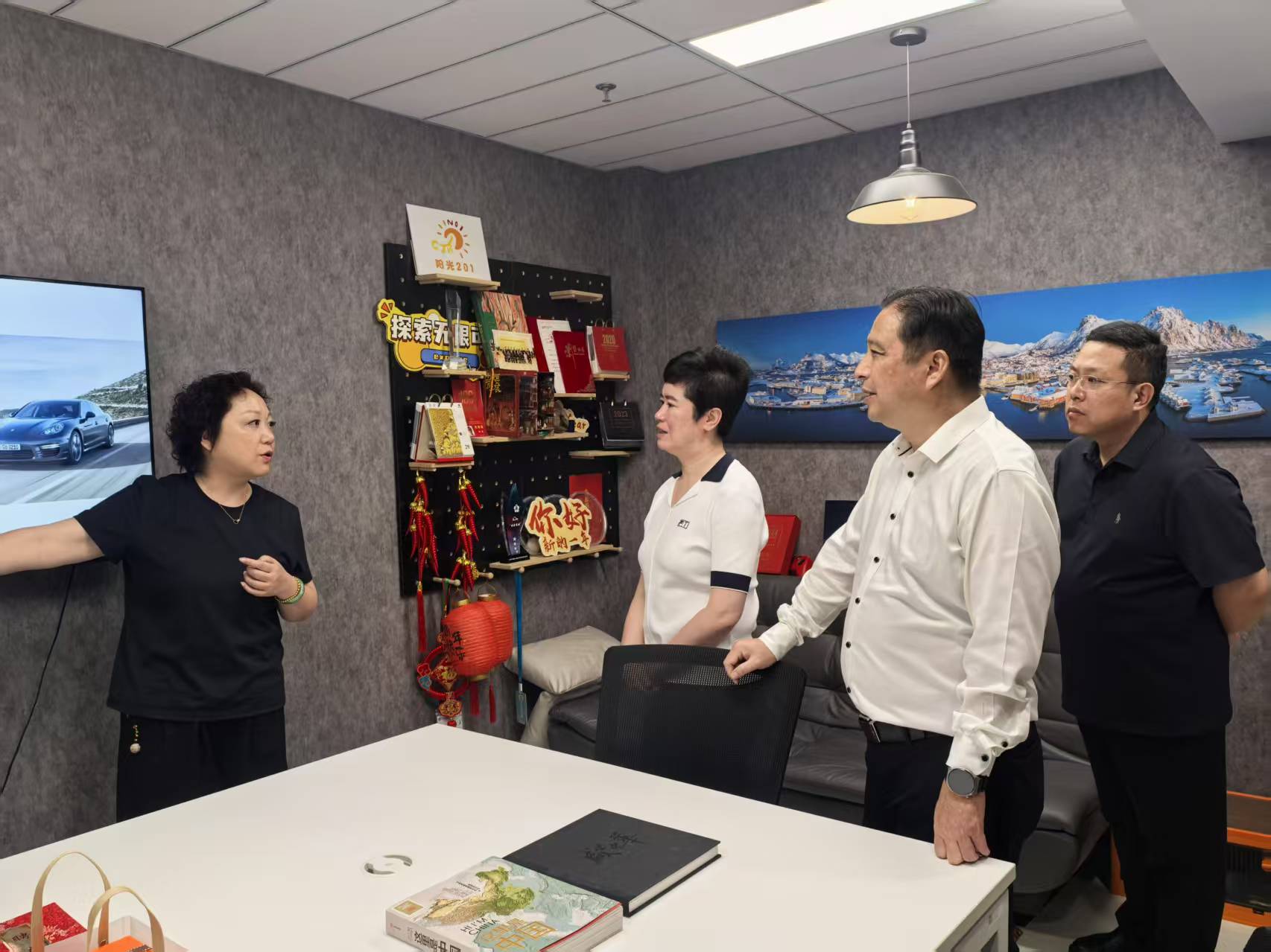 图为参访上海市残疾人就业服务中心