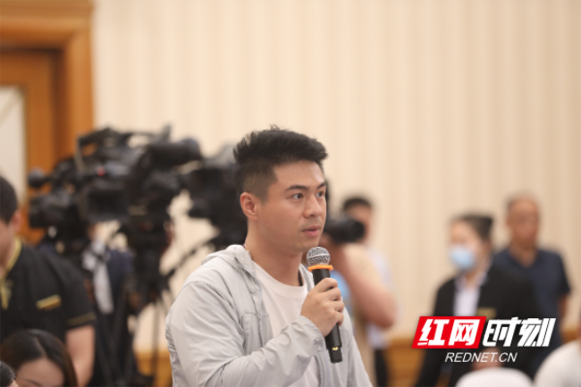 图为湖南经视记者提问