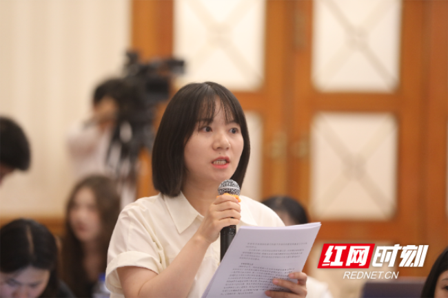 图为湖南日报记者提问