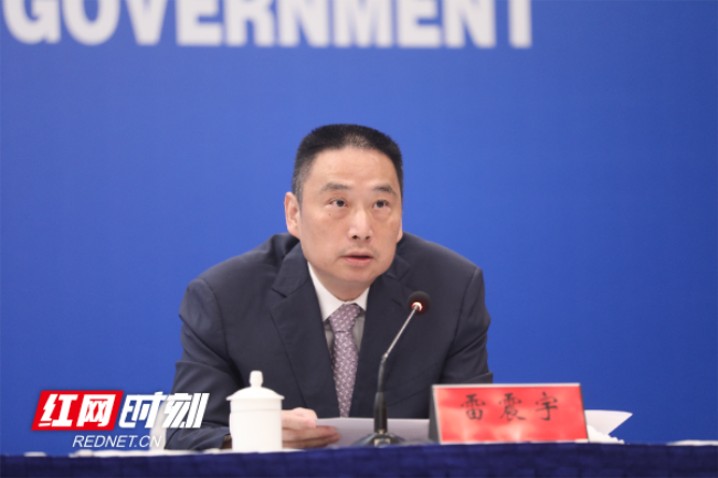 图为省司法厅副厅长雷震宇答记者问