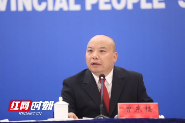 图为省高级人民法院副院长曾东楼答记者问