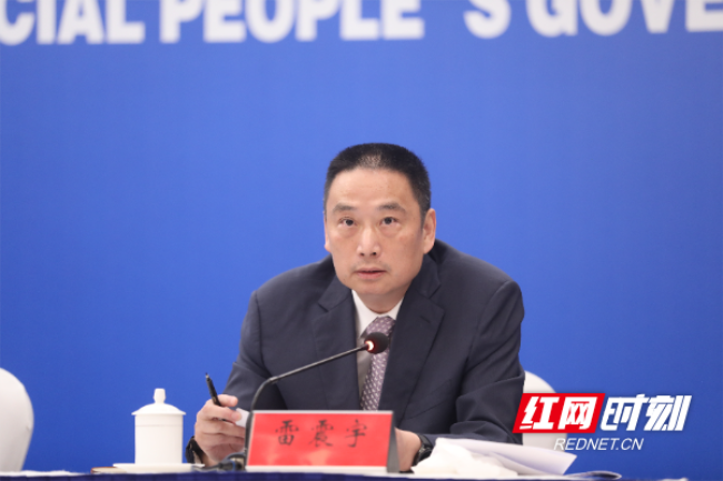 图为省司法厅副厅长雷震宇答记者问