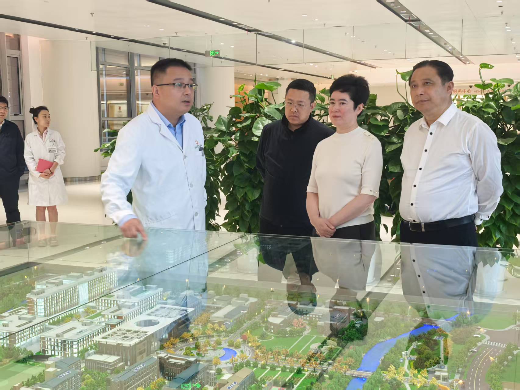 图为考察上海市养志康复医院