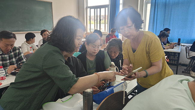 图为老师现场指导学员制作短视频