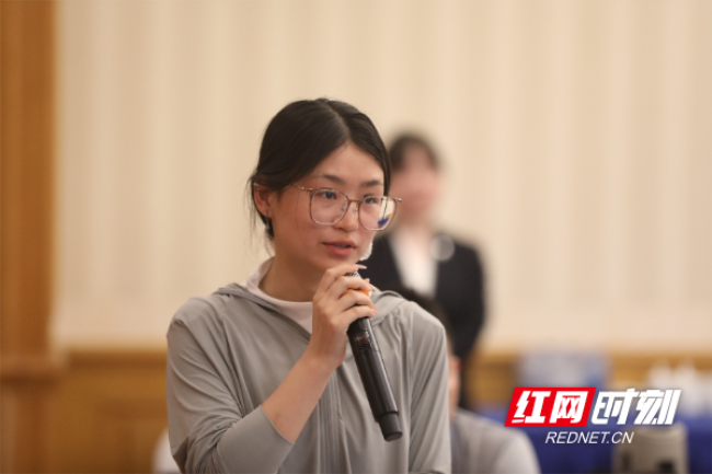 图为华声在线记者提问