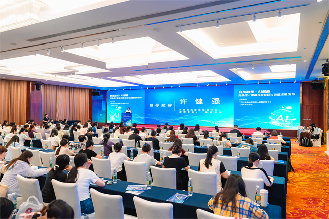 图为许健强出席活动并致辞