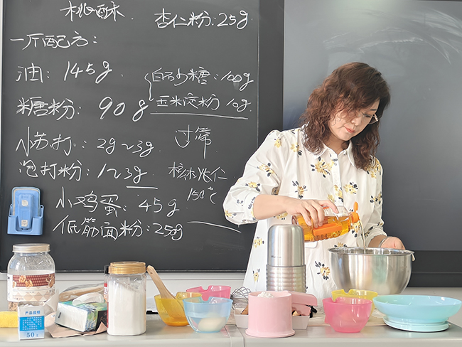 图为面点师在制作中式面点