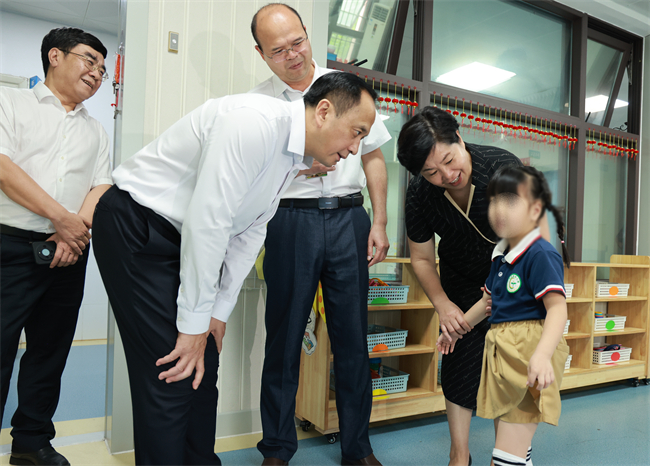 图为许显辉副主席调研残疾儿童康复工作
